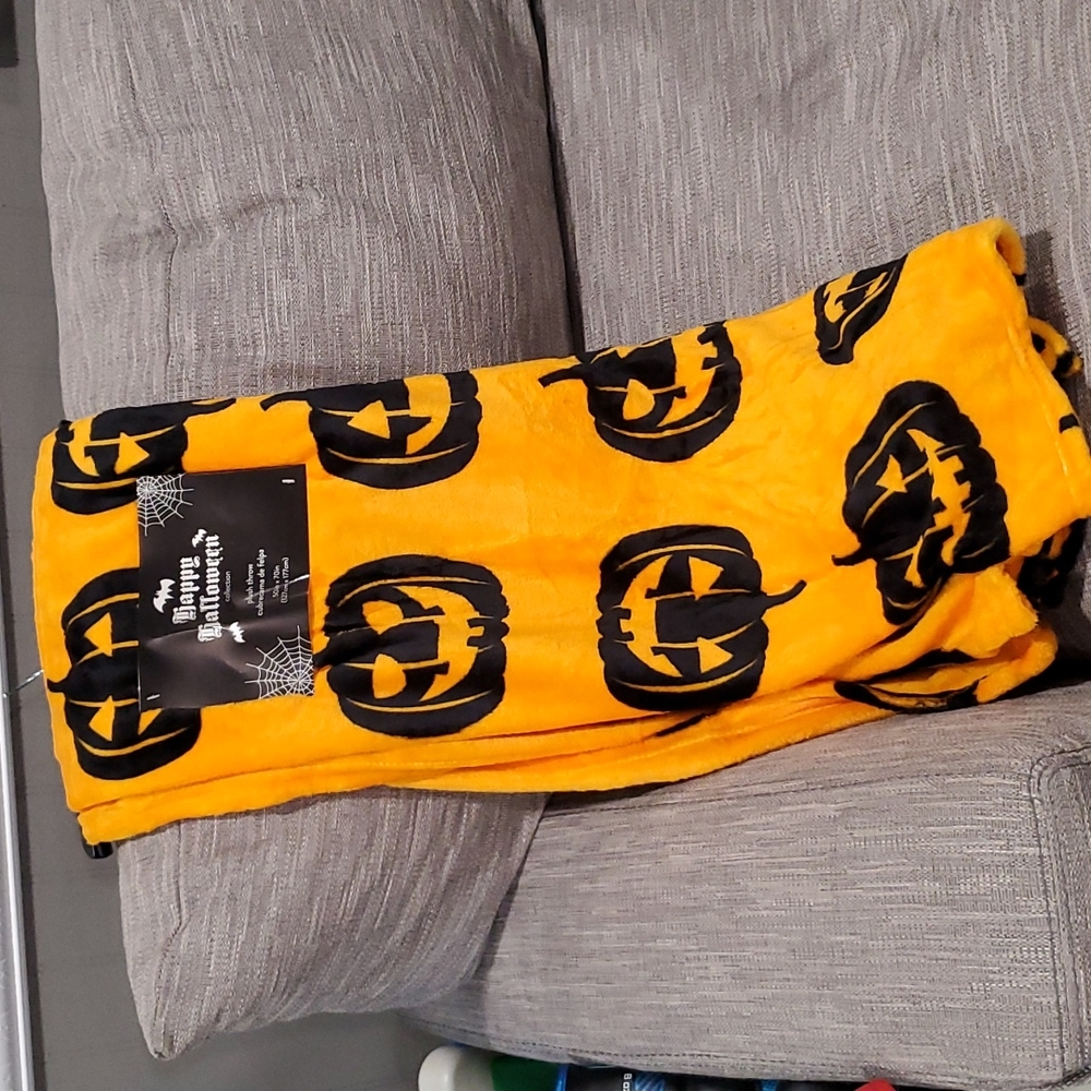Happy Halloween Super Soft Pumpkim Throw